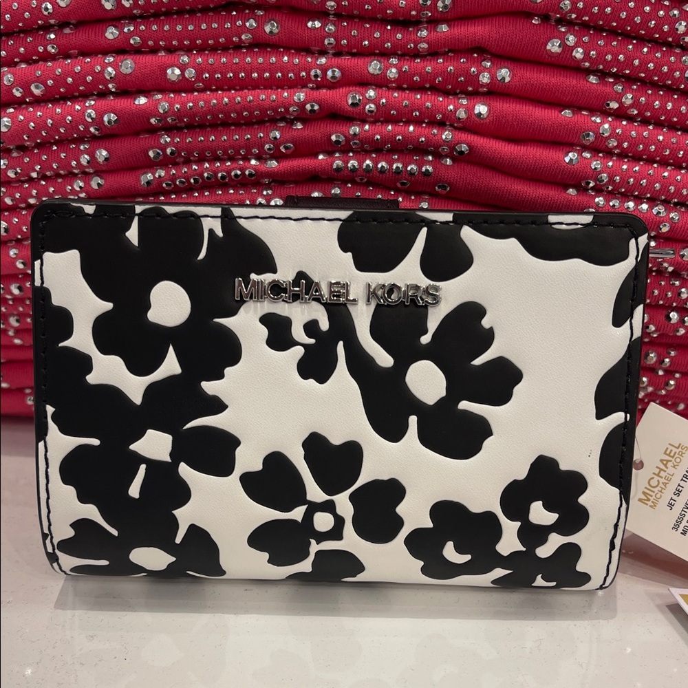 Michael Kors Jet Set Medium Floral Print Bi-Fold Wallet
Black 
NWT